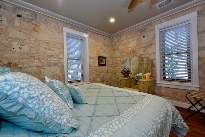 Spite v tejto útulnej spálni naproti kuchyni. Toto je prvá spálňa s manželskou posteľou King, toaletným stolom a malým písacím stolom. 