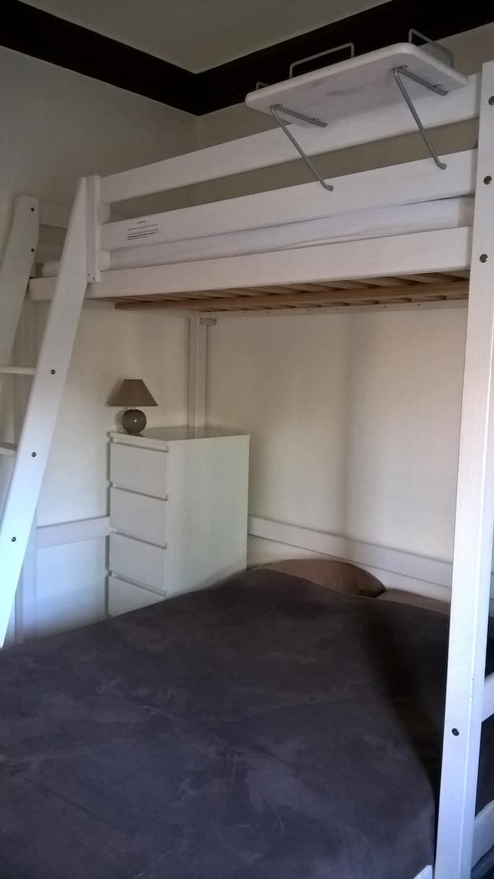 Manželská posteľ a jednolôžko medziposchodie