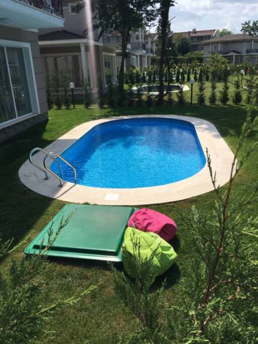 24 hour clean water circulation. / 24 saat temiz su sirkulasyonu ile havuzumuz.