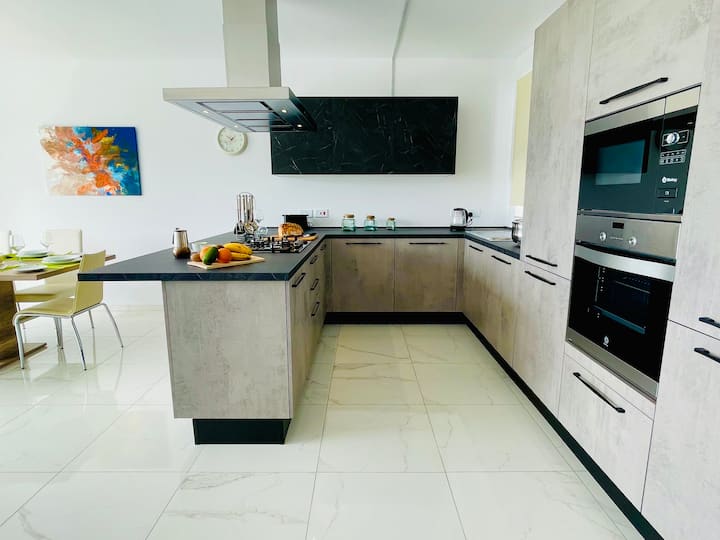 High-end Apartment W/ 360 Country & Sea Views - Malta