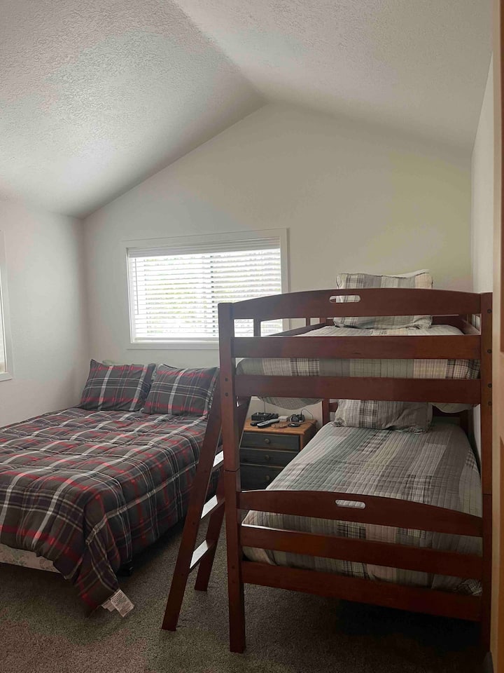 # 2楼卧室，配有标准双人床和双层床