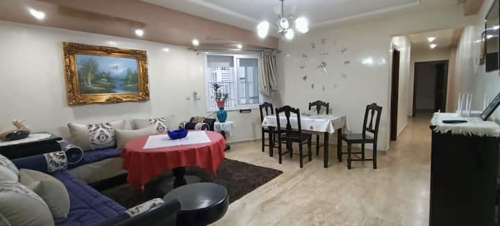 Salón marroquí (dos colchones). Y comedor con 4 sillas. También hay Tv y WiFi fibra óptica y un armario para los zapatos 