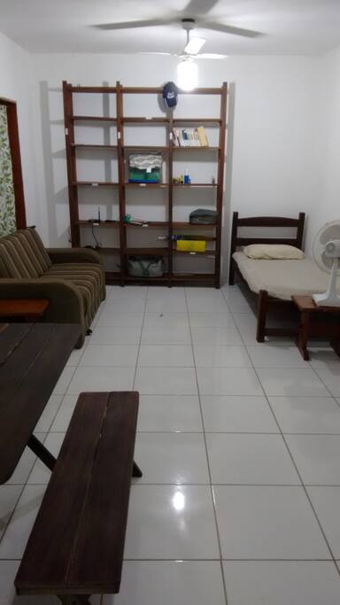 Sala com bicama e cama dsolteiro