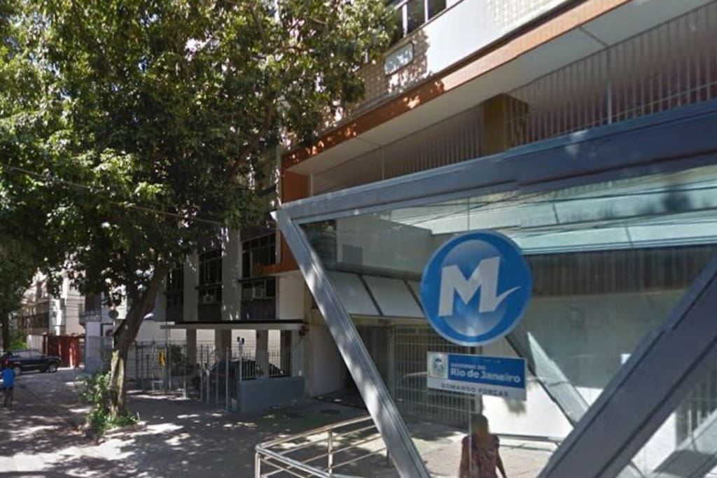 Metro entrance at Dona Delfina Street.