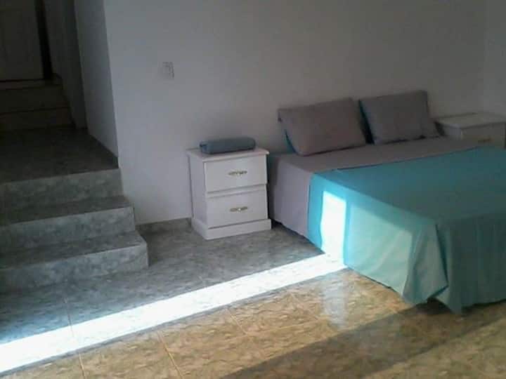 chambre simple chacune ayant vue sur la mer , baie vitrée donnant sur piscine.