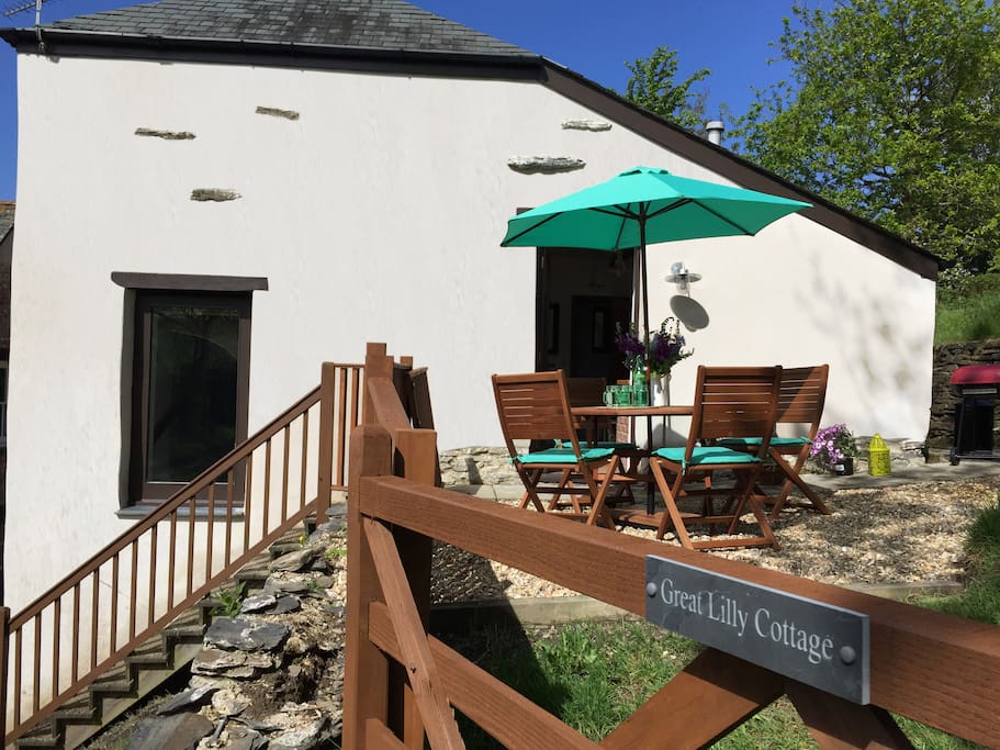 Great Lilly Cottage - steps up to kitchen and outside dining area