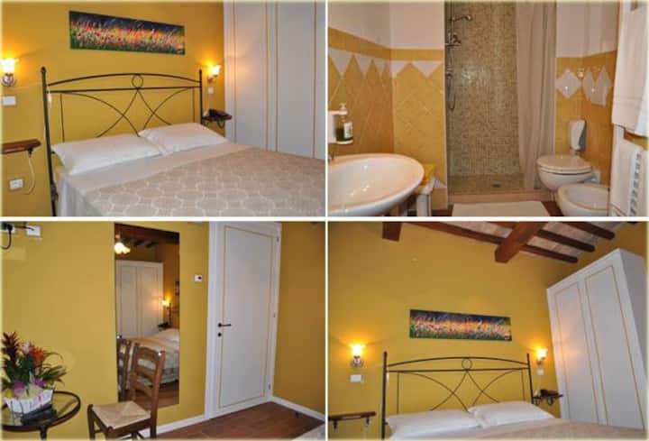 Žuta, dvokrevetna soba, na prvom katu