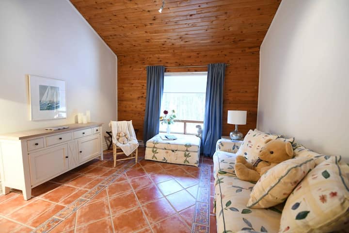 พื้นที่น่ารื่นรมย์พร้อมโซฟาและพื้นที่เก็บของ