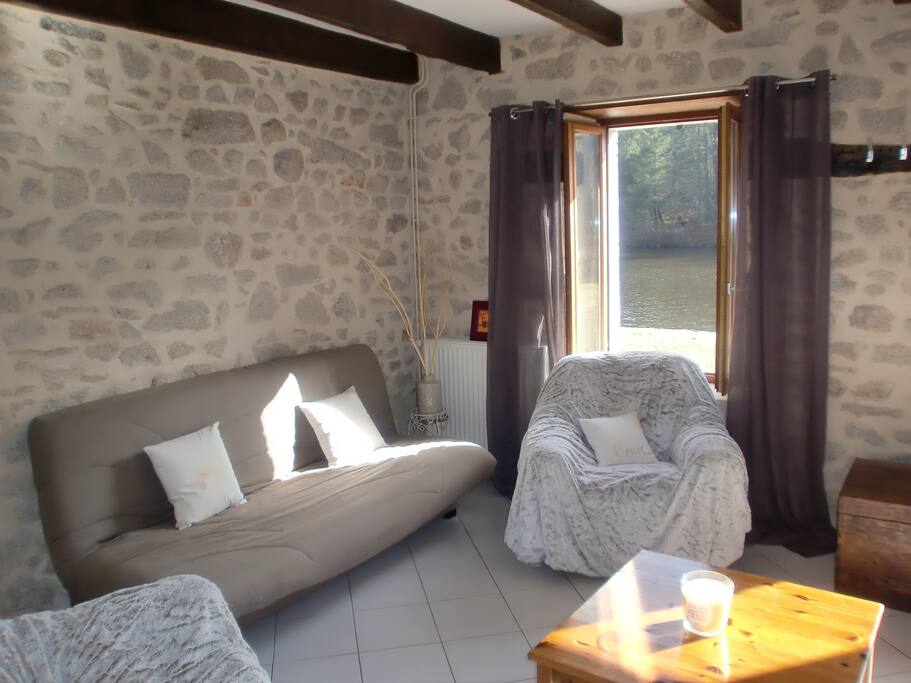 Le salon avec vue sur l'étang