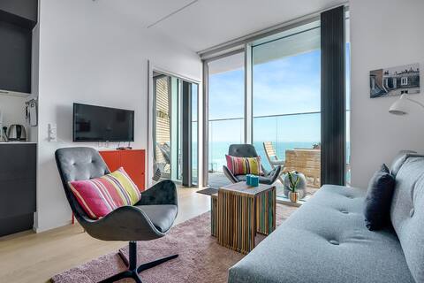 8th floor apartment with superb views and balcony