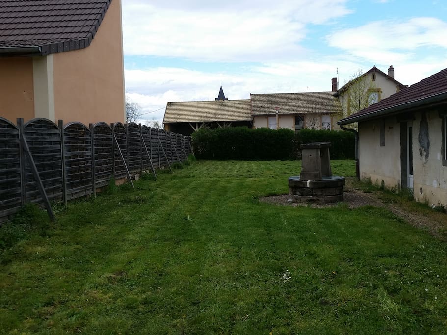Pelouse de 900 m² accessible, avec terrasse et barbecue.