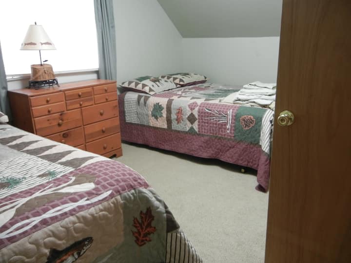 Emeleti hálószoba. 2 kétszemélyes ágy.