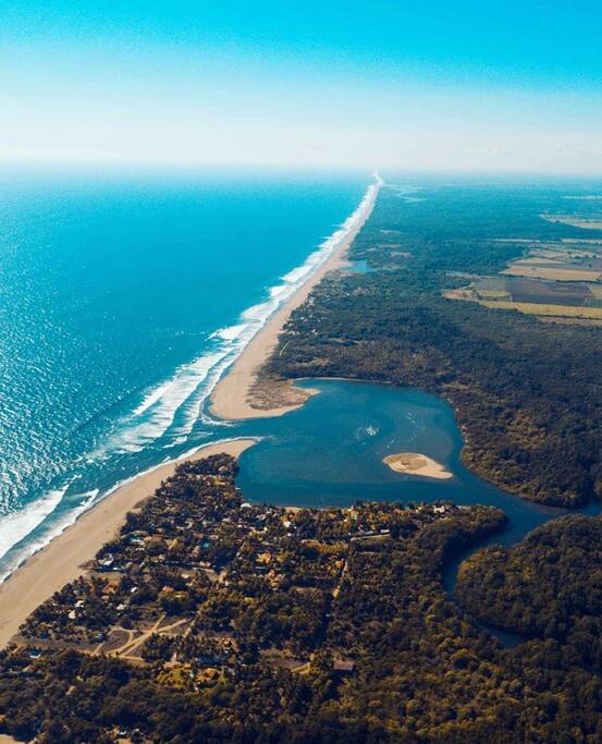 Vista aérea de Bocana San Juan en Playa Costa Azul, Acajutla, Sonsonate