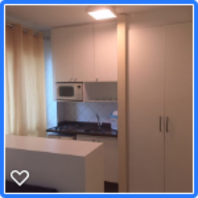 cozinha equipada com fogao eletrico e microondas