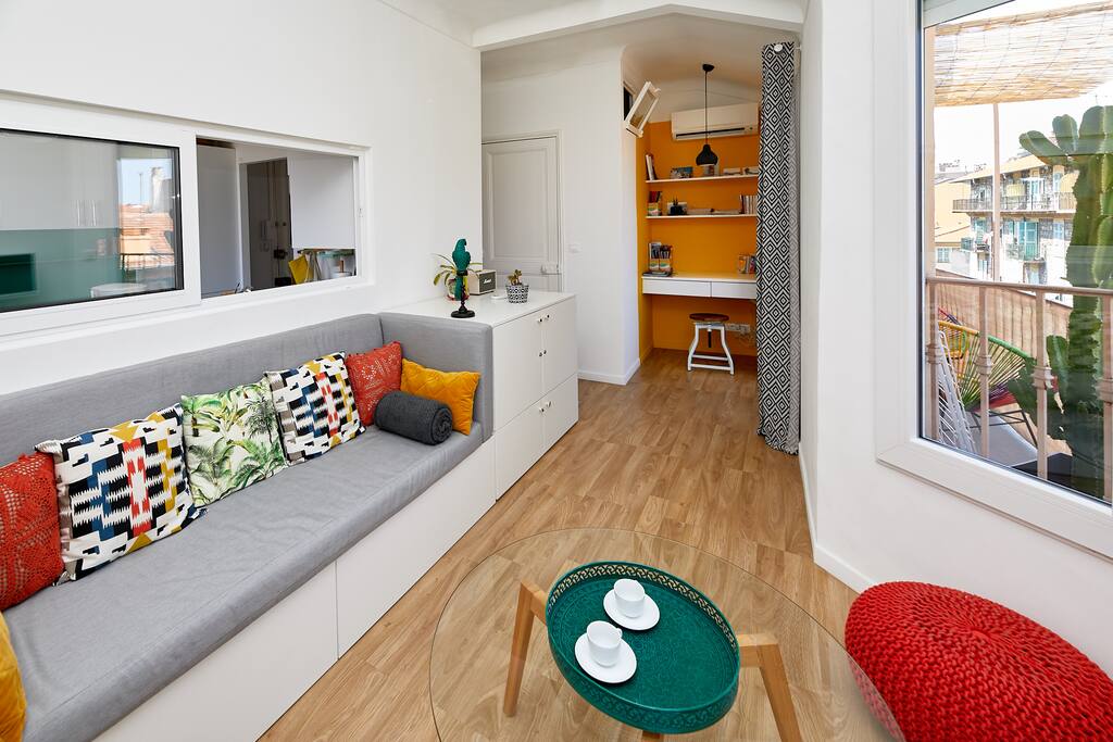 Salon très lumineux et cosy, avec 2 autres balcons, où il fait bon lire, se reposer, préparer le programme de visites…