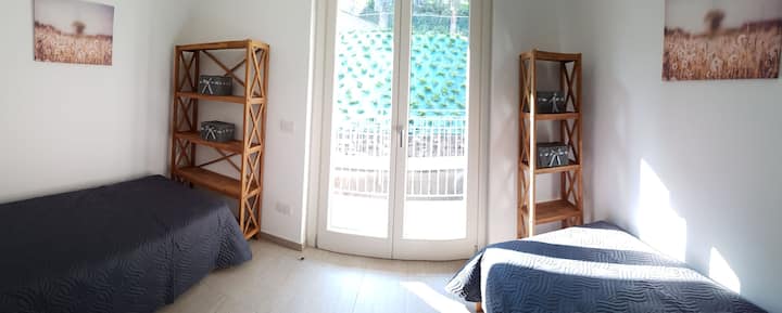 Četvrta spavaća soba, bračni kreveti s pristupom vrtu i prostoru oko bazena u prizemlju