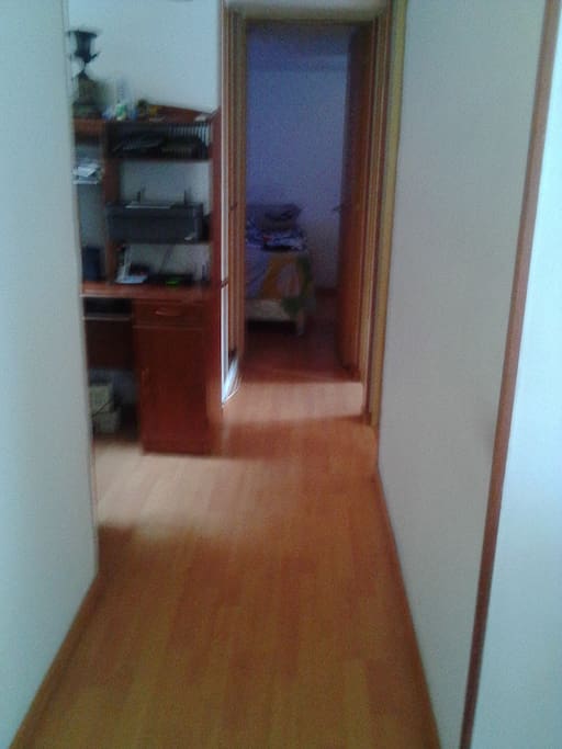 este amplio pasillo te lleva a tu habitación