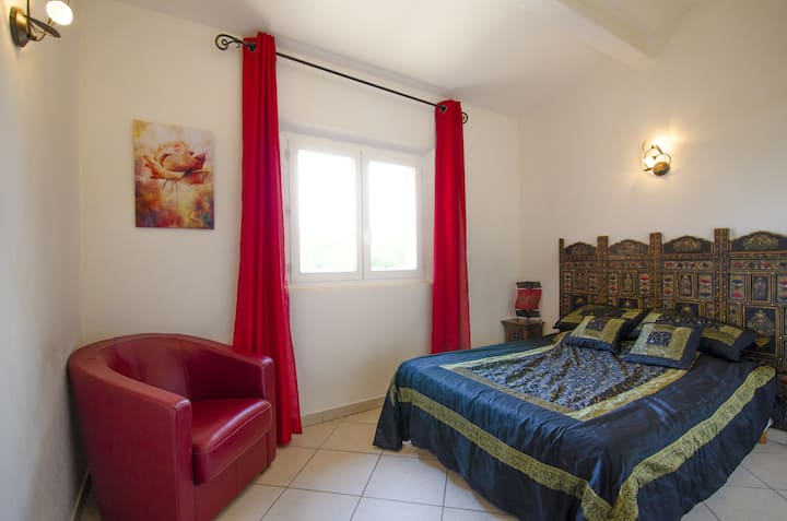 Საძინებელი 140 × 190 საწოლით. ახალი თეთრეული