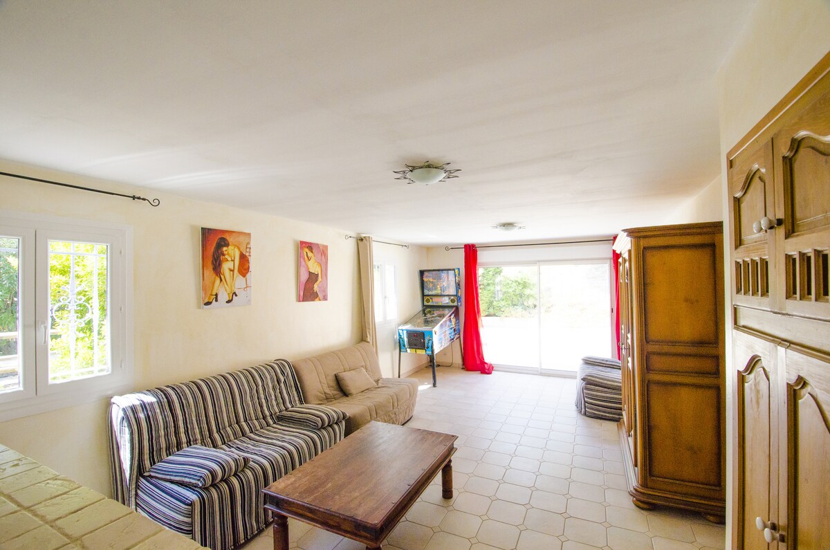 Spodná obývačka so 4 rozkladacími pohovkami