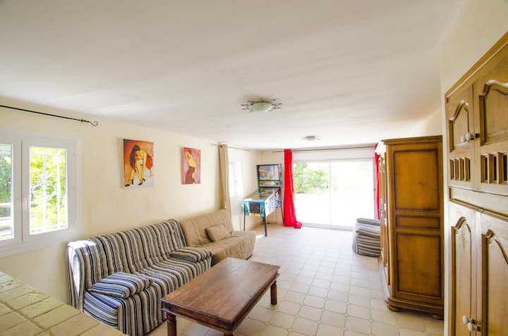 Ქვედა მისაღები ოთახი 4 კაბრიოლეტიანი დივნით