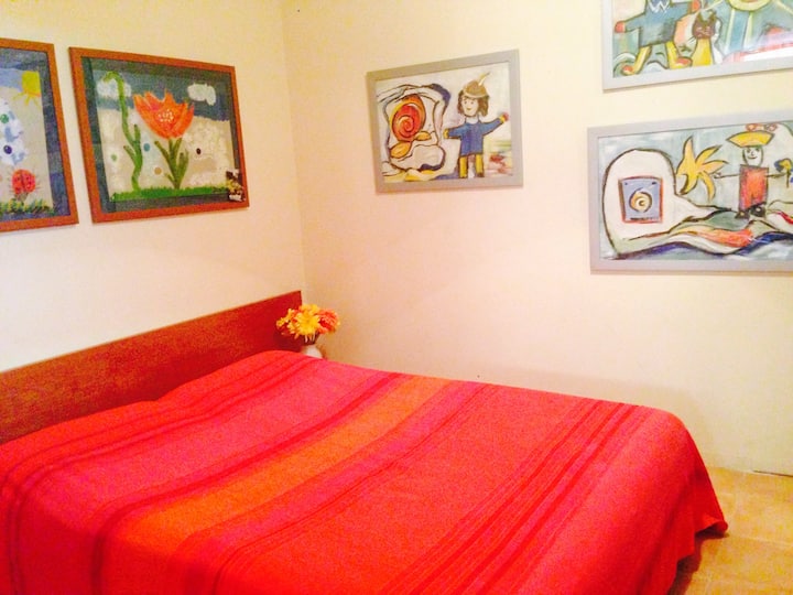 Soveværelse 5. Sengestørrelse 140x200 cm.
