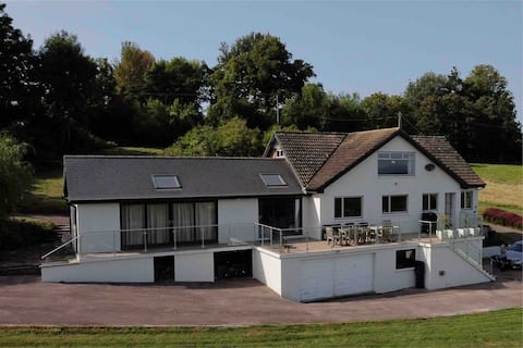Spacious 5 bedroom house hot tub, tennis & fishing