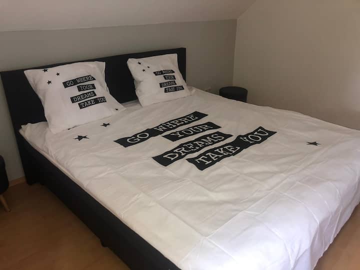 Chumba cha 3 cha kulala kilicho na kitanda 180 x 200. Chumba cha kulala 3.