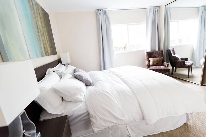 Parkside Character Home, 6 min from Downtown gallery image 3