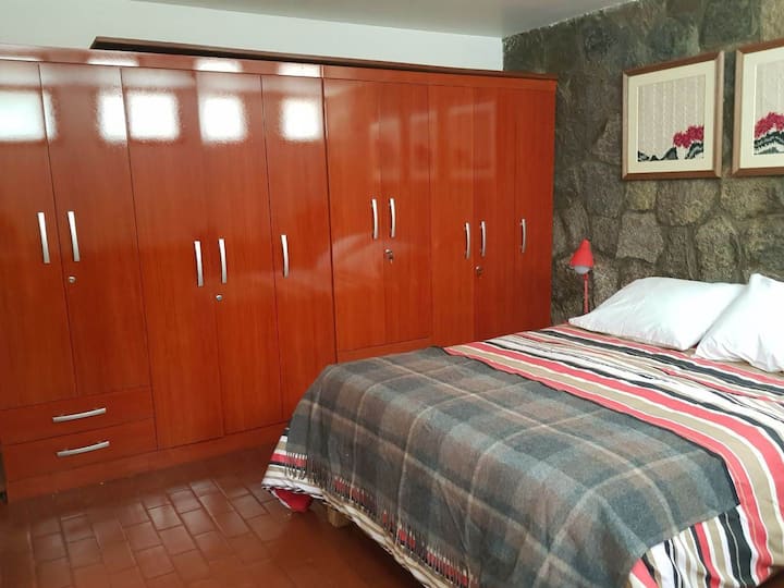 MINI STUDIO/PRIVATE BATHROOM AND PRIVATE ENTRANCE