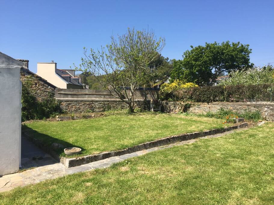 Jardin clos avec barbecue