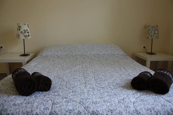 غرفة نوم 1 تضم سرير كوين