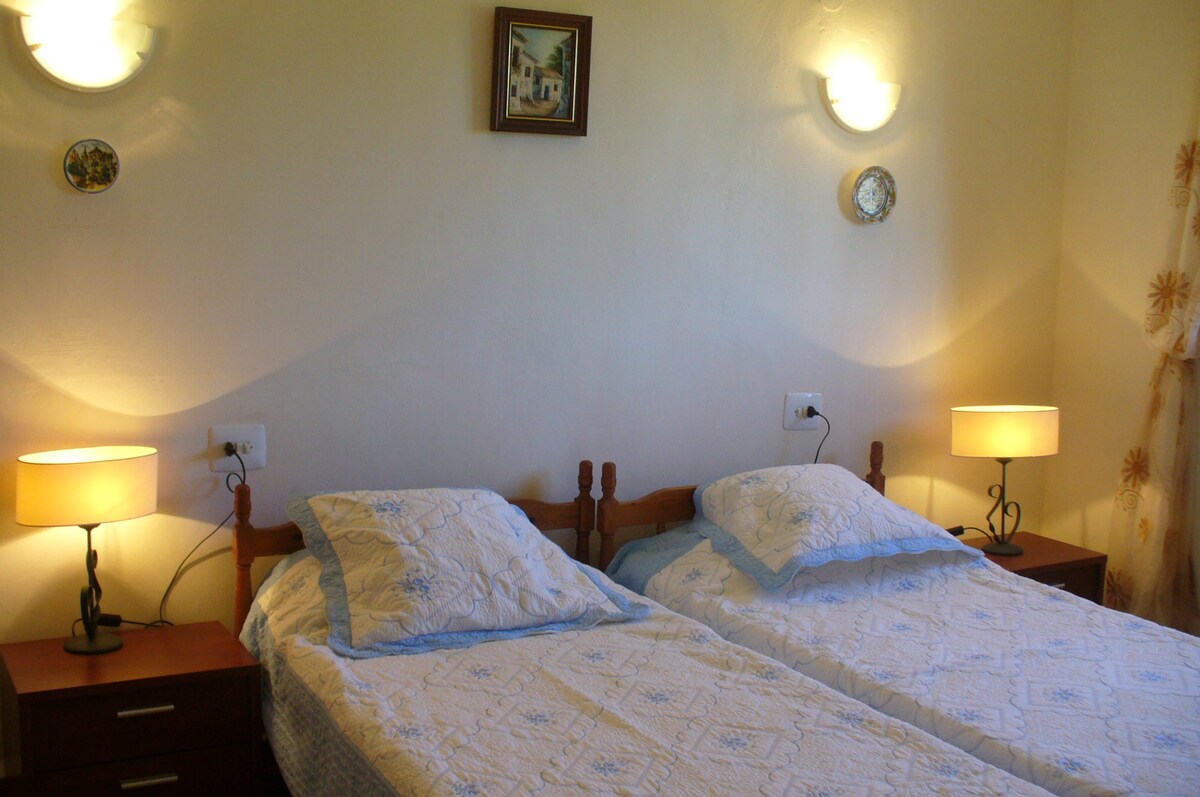 HABITACIÓN DOBLE CON DOS CAMAS INDIVIDUALES