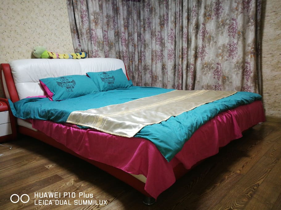 主卧2米宽大床,蝉丝被,纯棉被罩和床单,高芯枕头,睡眠无忧
2meter wide bed,with Silk quilt, pure cotton quilt cover and sheet, high core pillow, sleep carefree.