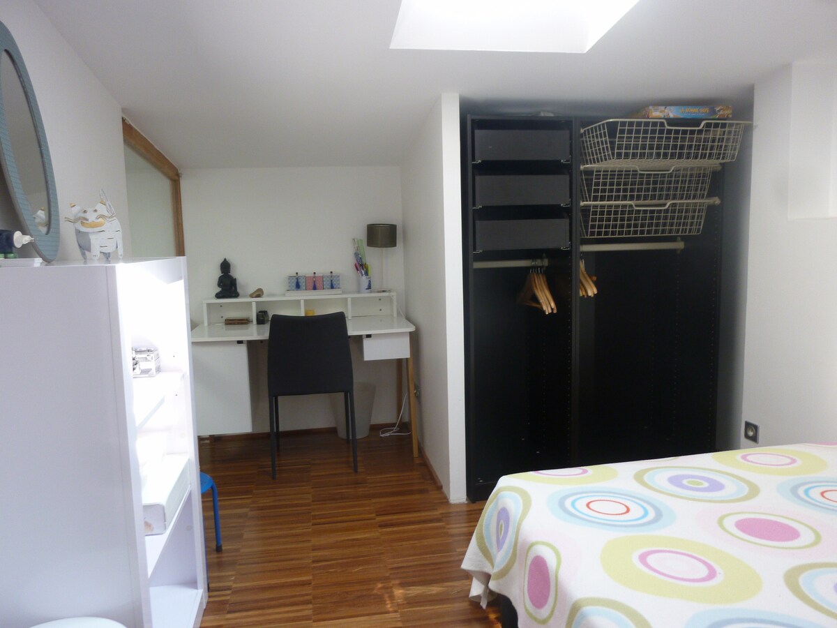 Chumba  cha kulala 2sous air-conditioned attic, na kuhifadhi na dawati
