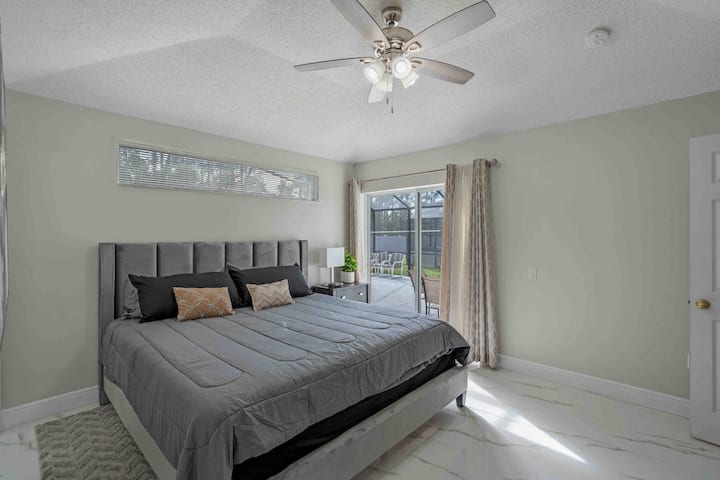 חדר שינה ראשי עם מיטת קינג סייז