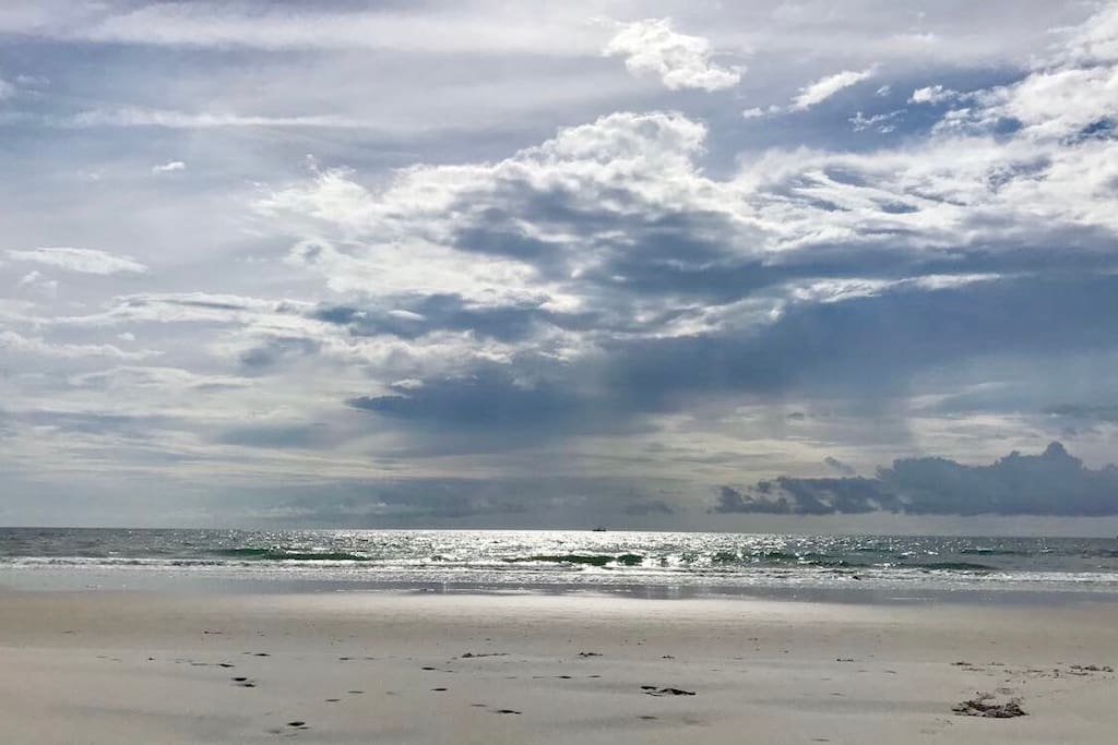 Wide Beach - 1/2 block away