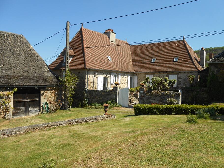 Jardin et maison côté piscine