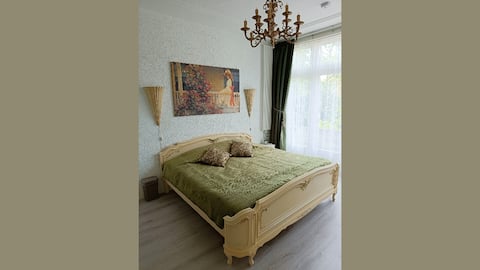 Cozy apartment near train station, city center, bus.