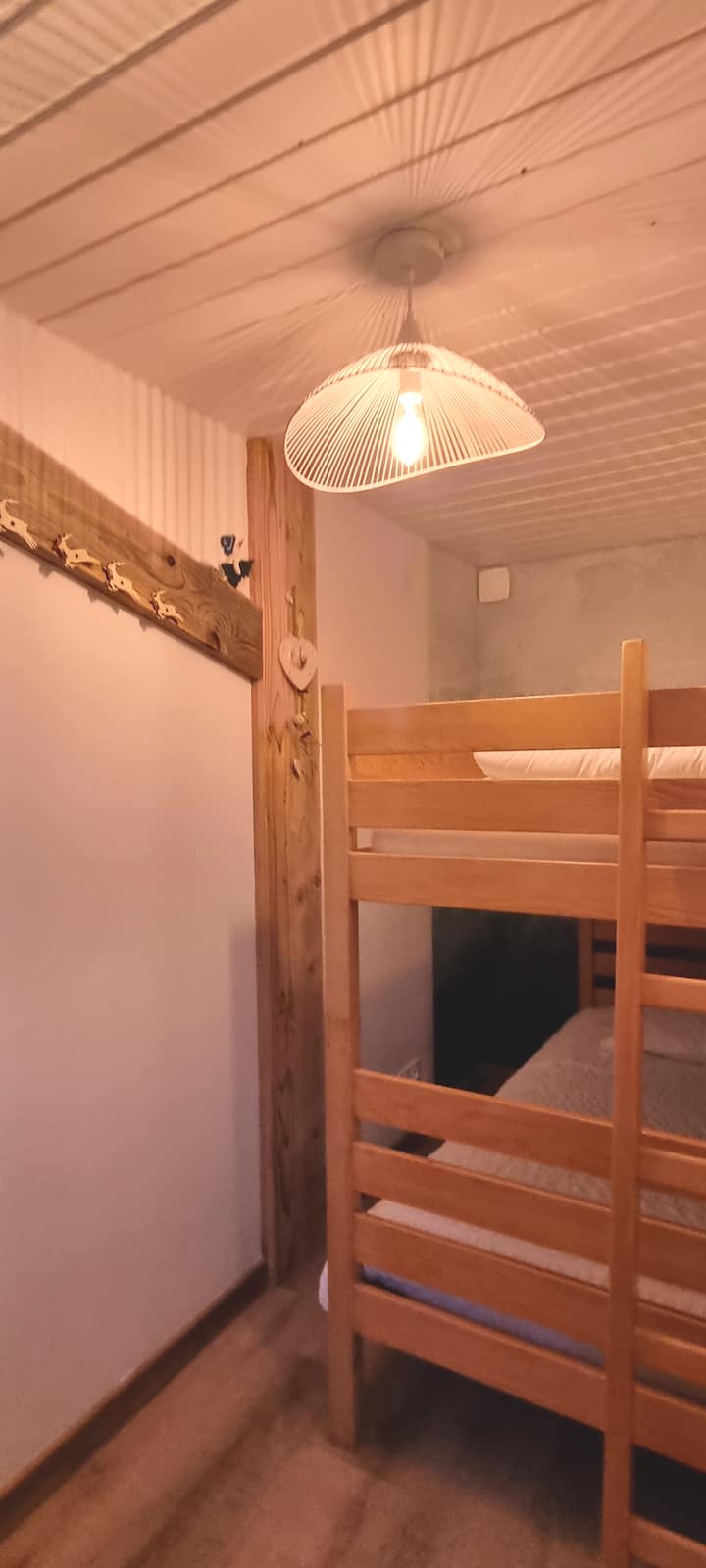 פינת הרים עם 2 מיטות 90×190 דרגש