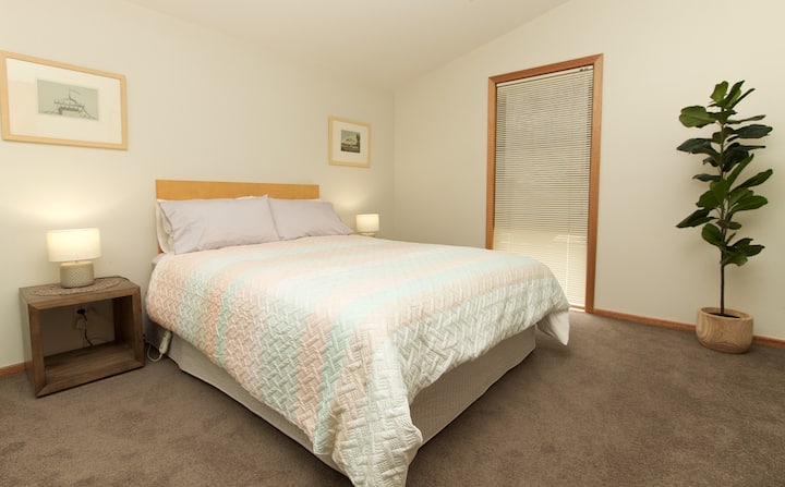 غرفة نوم كوين 1 (الطابق العلوي) مع طاولات بجانب السرير ومصابيح ، مبنية في خزانة الملابس مع علّاقات وبطانية إضافية. يتم توفير جميع البياضات.
يتم توفير بطانية كهربائية خلال الأشهر الأكثر برودة.