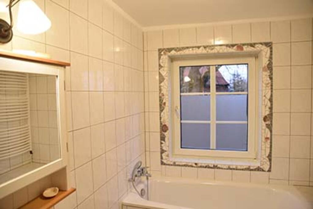 Gemeinschaftsbad mit Wanne, Duschkabine, Waschbecken