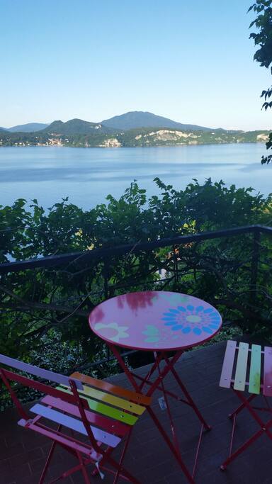 terrazzino privato panoramico per rilassarsi davanti al Lago con un drink e un bel libro