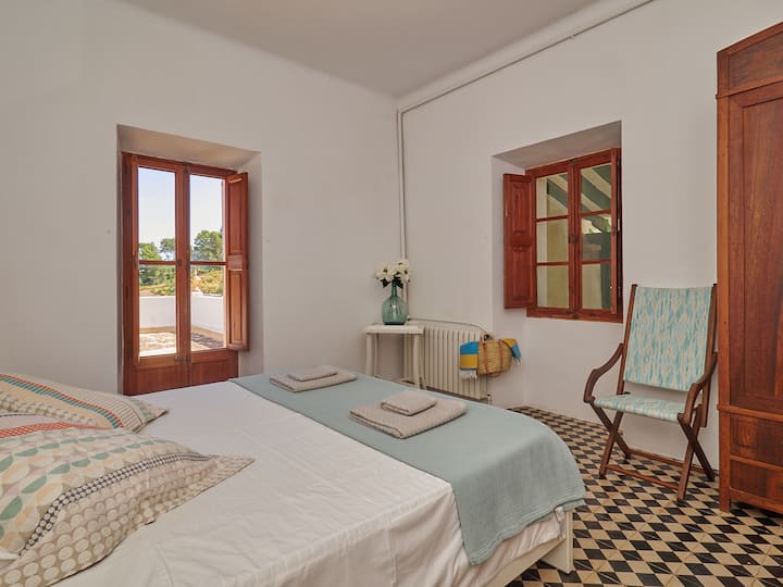 Soba na katu s vlastitom terasom i prozorom u konzervatorij