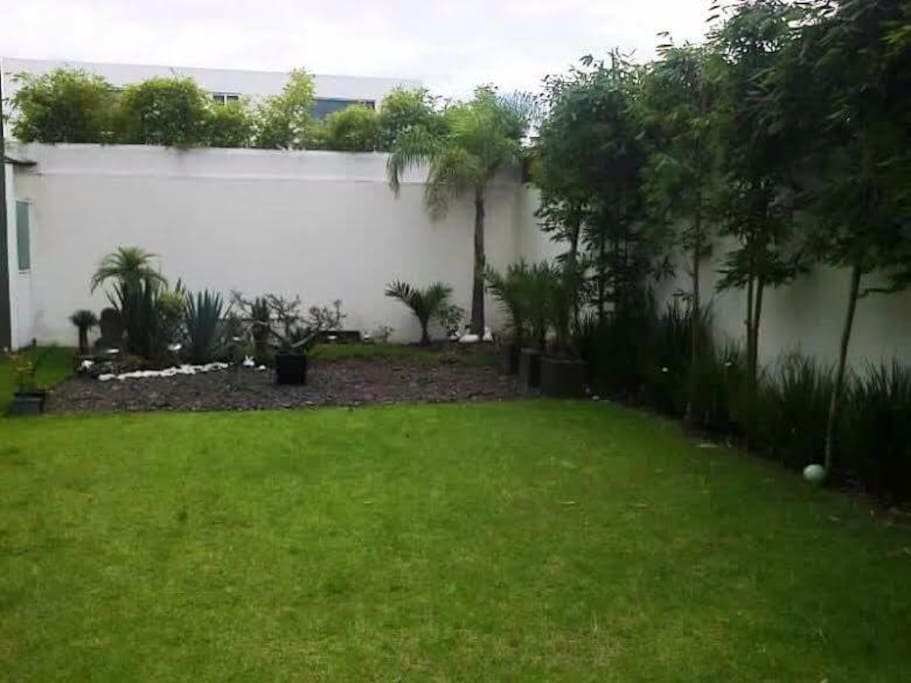 Un amplio jardín por si deseas salir a fumar en la terraza