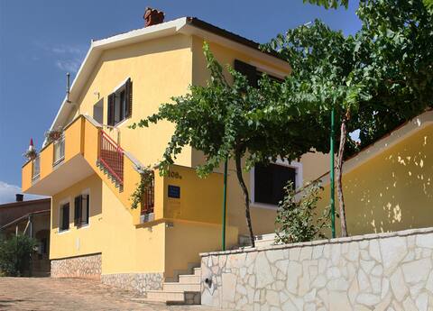 Cozy Apartment Gortan with Balcony, AC and Parking
