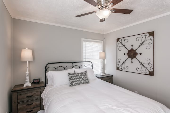 Bedroom 2 - queen bed