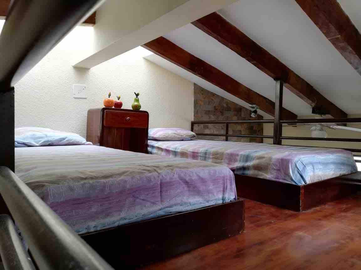 Altillo
Jedes Bett ist ein Platz. Dieser Raum ist über eine Treppe zugänglich, da er sich über dem Wohnzimmer des Anzugs befindet.