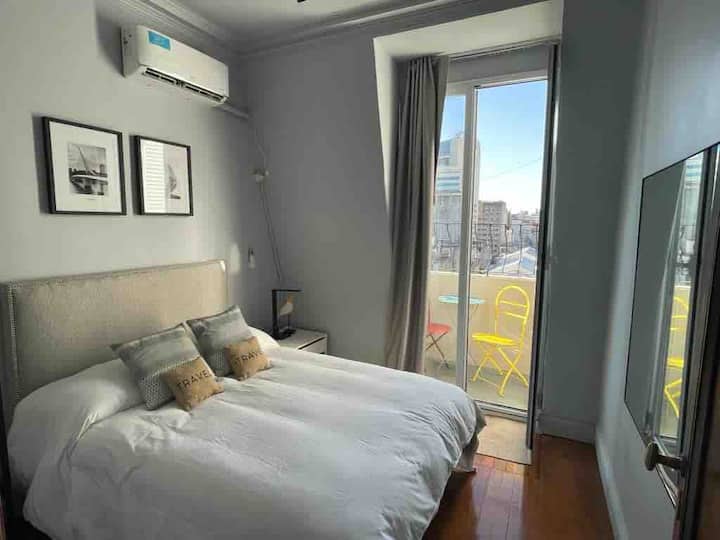 Втора спална соба. 2 седишта. Хипоалергенски перници и прекривка. Топла/ладна климатизација. Поставка за облека со куки. Пристап до балконот со поглед. 