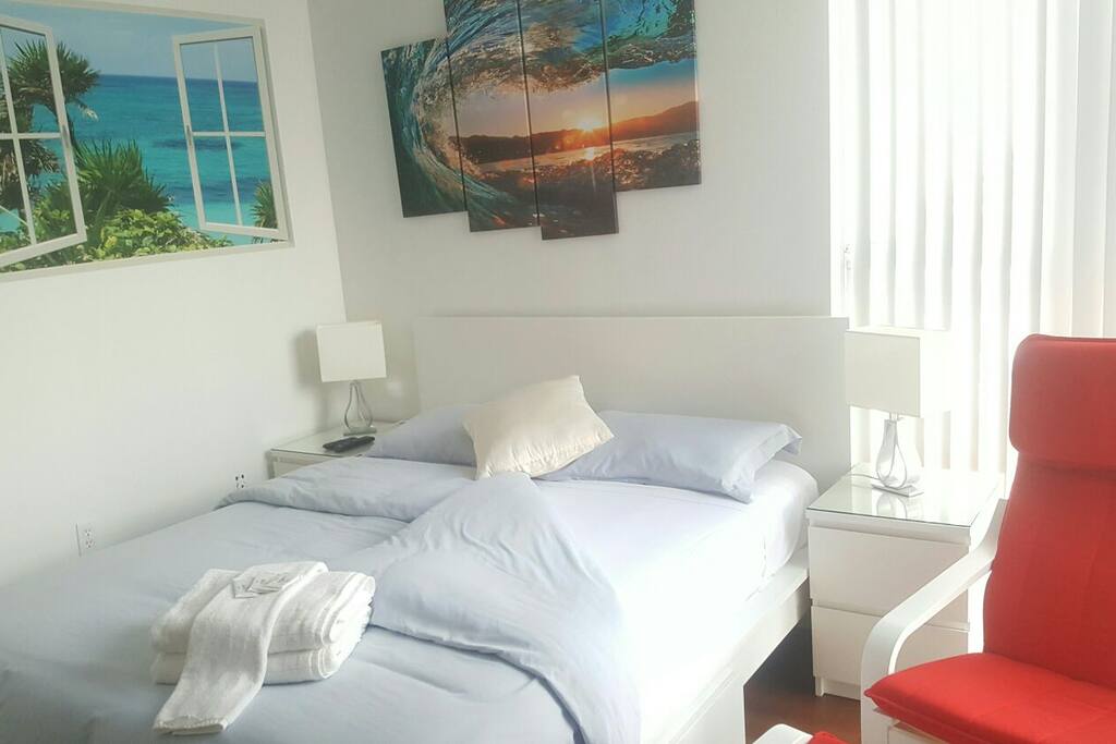 Spacious, Iluminated and modern bedroom.