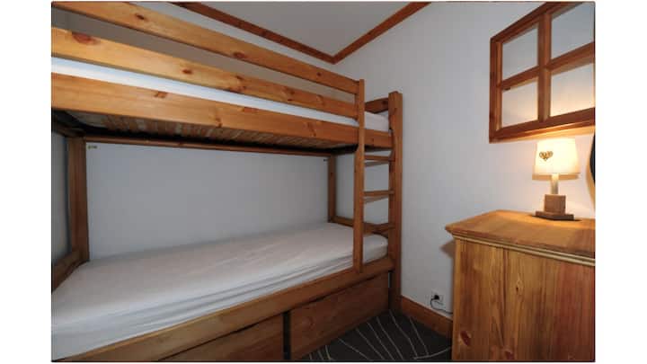 Soveværelse med 2 køjesenge i 80 cm.
2 dyner til 1 person og 2 puder 60x60